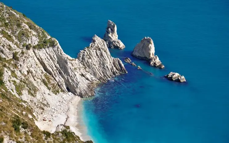 Gita in barca lungo la Riviera del Conero